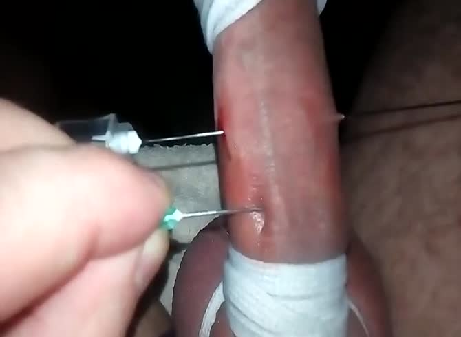 Video :Man got his dick bleeding as he injects pins on it